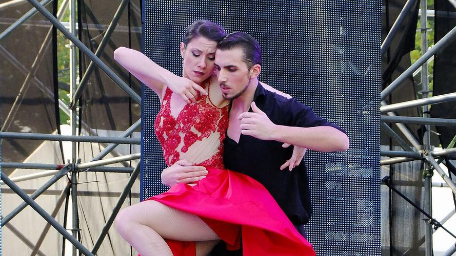 爱的跳跃最新版本：探索梦幻与现实的交汇