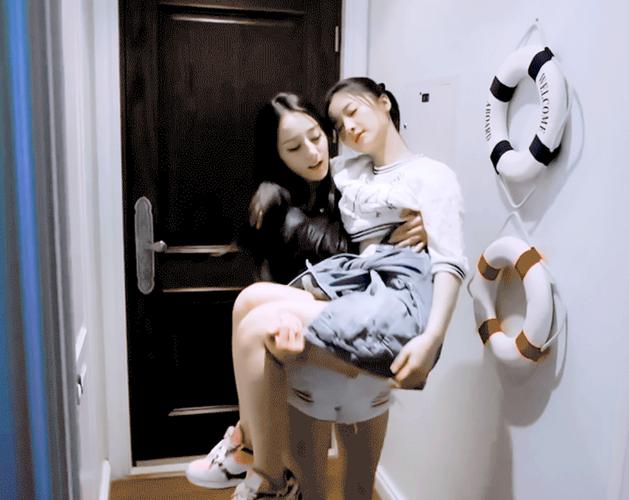 清纯女友分开腿和男闺蜜们安卓汉化教程