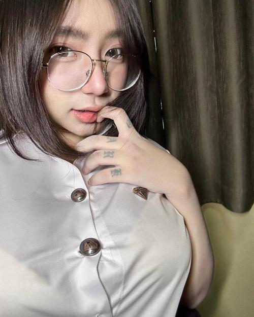 如何下载和巨乳眼镜女宅友的杏爱爽爆了：详细教程